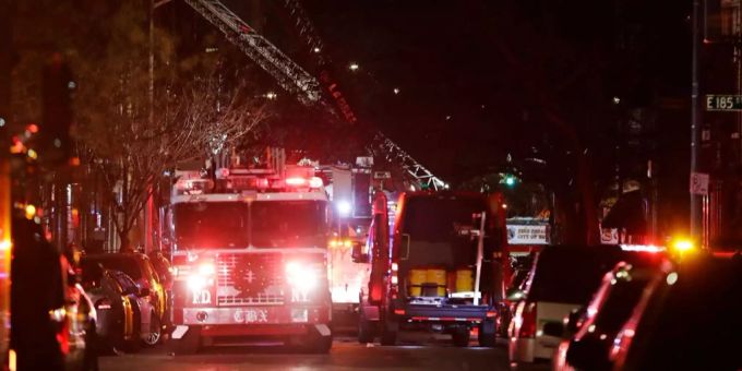Die Feuerwehr ist mit einem Grossaufgebot vor Ort. Die Feuerwehr ist mit einem Grossaufgebot vor Ort.
