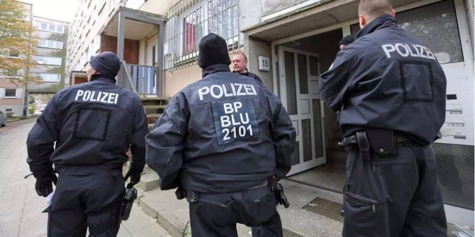 Die deutsche Polizei hat sechs Syrer wegen Terrorverdachts festgenommen. Die deutsche Polizei hat sechs Syrer wegen Terrorverdachts festgenommen.
