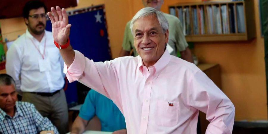 Der konservative Unternehmer Sebastián Piñera bei seiner Stimmabgabe.