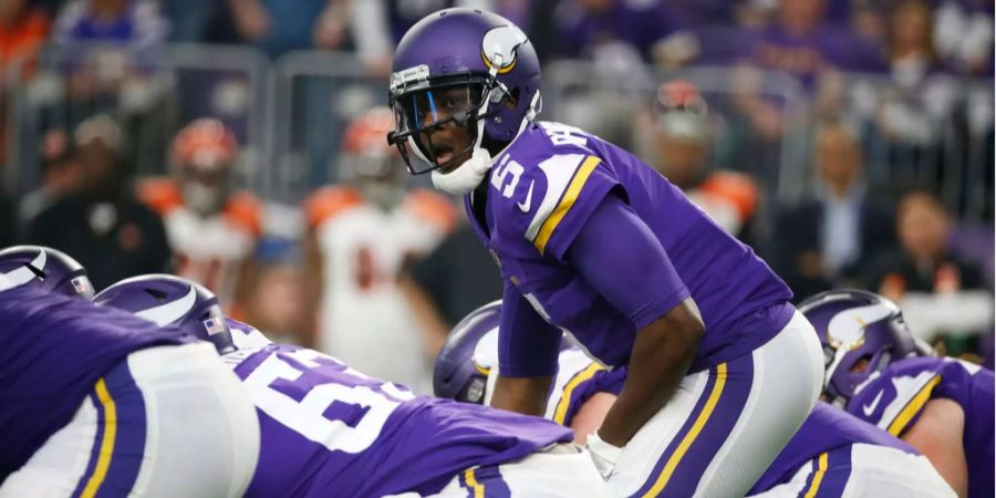 Was für ein Spieltag für die Minnesota Vikings: Mit einem 34:7-Heimsieg gegen die Cincinnati Bengals sichern sie sich den Divisionstitel. Zudem bleiben sie an Conference-Leader Philadelphia dran. Am Ende darf sogar noch Quarterback Teddy Bridgewater sein Comeback feiern. Es ist sein erster Ernstkampf nach 714 Tagen.