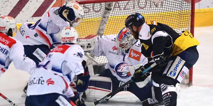 Grosses Getummel vor dem ZSC-Tor im Match zwischen Ambri-Piotta und den ZSC Lions. zsc