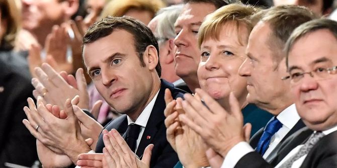 Emmanuel Macron applaudiert in Aachen.