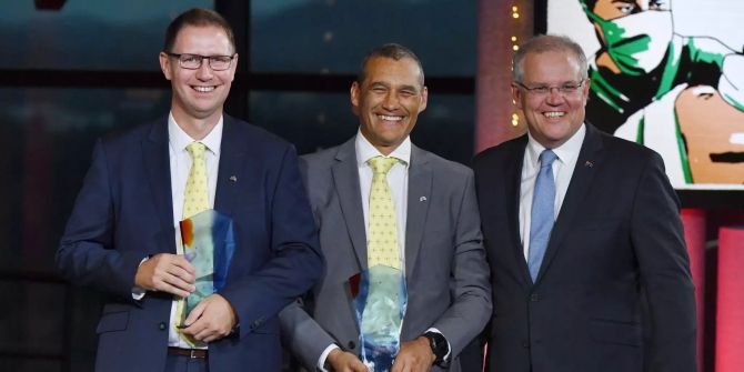 Scott Morrison überreichte Richard Harris und Craig Challen den Preis.