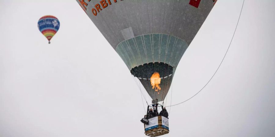 Mit einem Heissluftballon erinnert man in Château-d'Oex VD