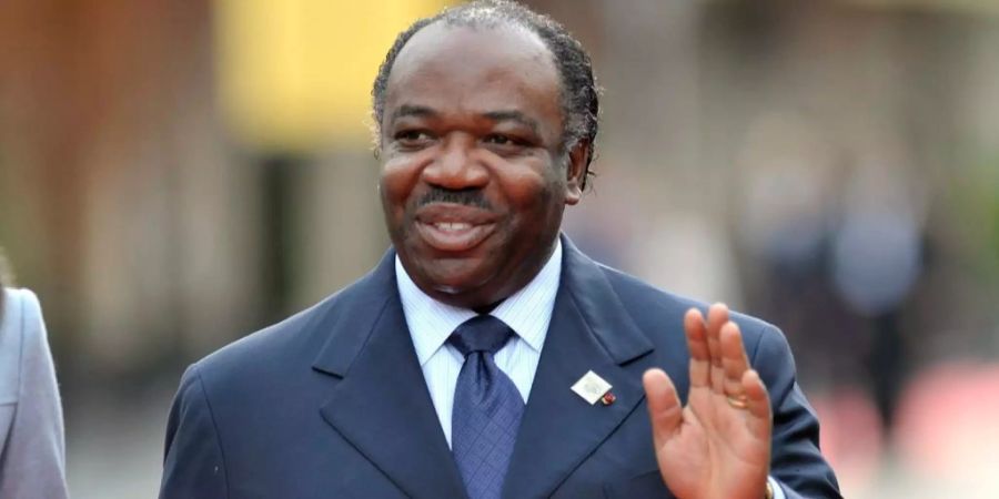 Ali Bongo Ondimba winkt.