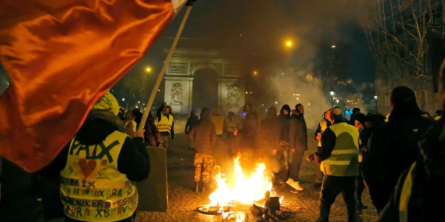 «Gelbwesten» am Protestieren.