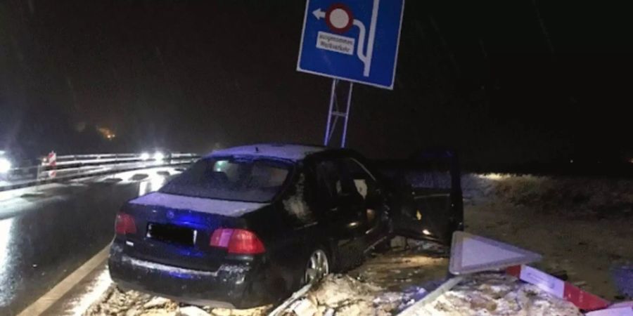 In Lenzburg AG kommt es zu einem Selbstunfall mit leichten Verletzungen. Der Fahrer wurde ins Spital gebracht.