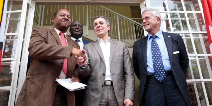 Aussenminister Ignazio Cassis schüttelt die Hände von Simbabwes Gesundheitsminister Obadiah Moyo. Daneben Ruedi Lüthy, Gründer der Ruedi Lüthy Stiftung.