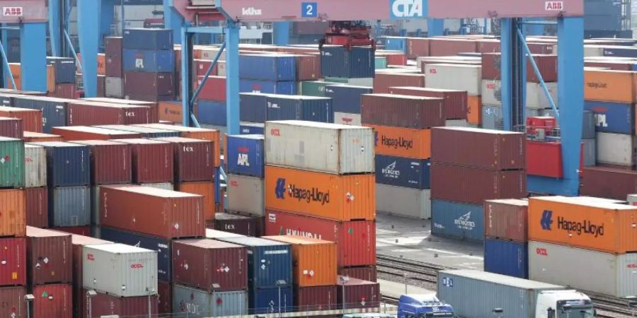 Container werden auf dem Gelände des Containerterminal Altenwerder in Hamburg verladen. Foto: Bodo Marks