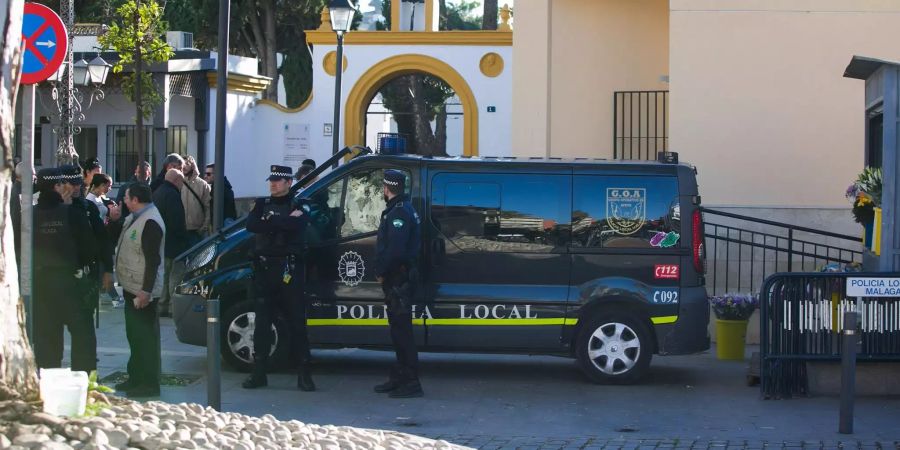 Polizisten in Malaga vor dem Friedhof, wo Julen begraben ist.