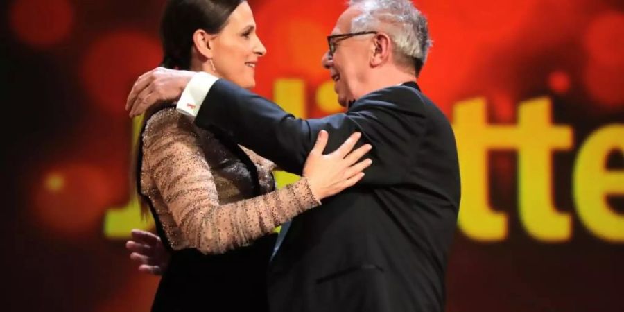 Eine Umarmung zum Schluss der Eröffnungs-Gala: Juliette Binoche und Dieter Kosslick. Foto: Kay Nietfeld