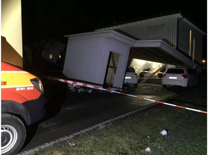 Der Sturm Uwe traf besonders die Gemeinde Montlingen SG stark, er beschädigte bei ungefähr 20 Häusern die Dächer und Solaranlagen. Ein Gartenhaus ist in Montlingen zusammengefallen.