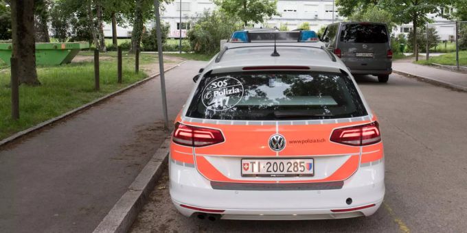 Eine Fussgängerin starb in Bellinzona TI. Ein Auto der Polizei Tessin.