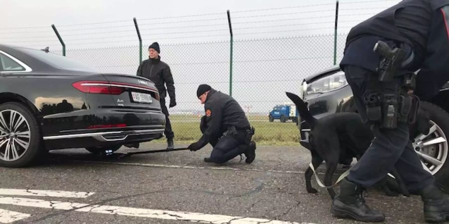 Polizisten der Kapo Zürich kontrollieren Fahrzeuge.