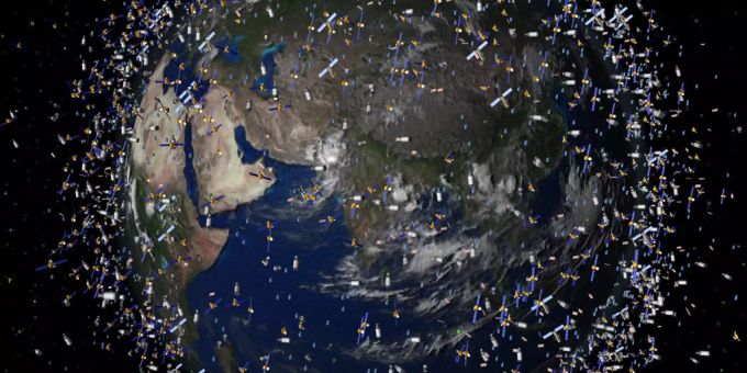 Weltraummüll früherer Weltraummissionen, der neben intakten Satelliten um die Erde kreist. Weltraummüll Weltraummissionen Satelliten
