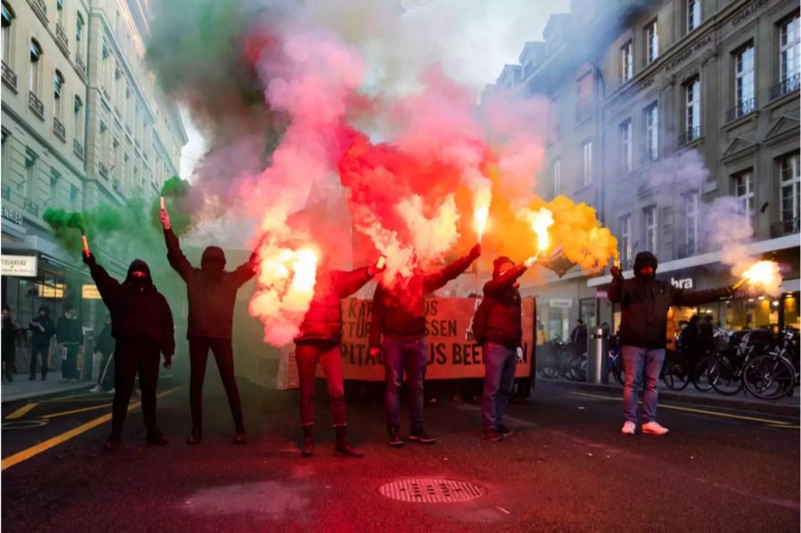 Es wurden Rauch- und Knallpetarden gezündet.