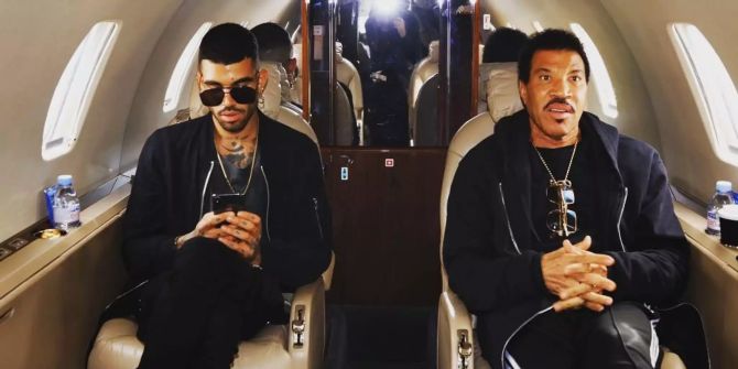 Lionel Richie mit seinem Sohn Miles in einem Privatjet.