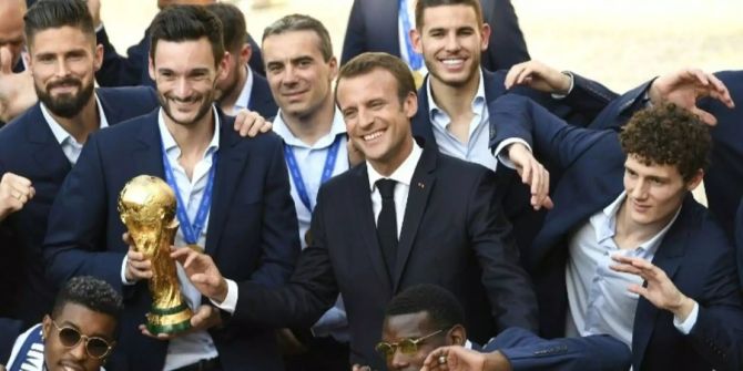 Emmanuel Macron mit der Nationalmannschaft.