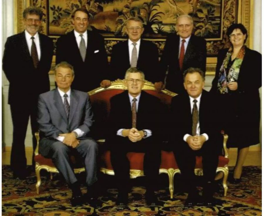 Der Gesamtbundesrat 1995 (von links nach rechts): Bundeskanzler François Couchepin, Bundesrat Jean-Pascal Delamuraz, Bundesrat Adolf Ogi, Bundespräsident Kaspar Villiger, Bundesrat Arnold Koller, Bundesrat Flavio Cotti, Bundesrat Otto Stich, Bundesrätin Ruth Dreifuss.