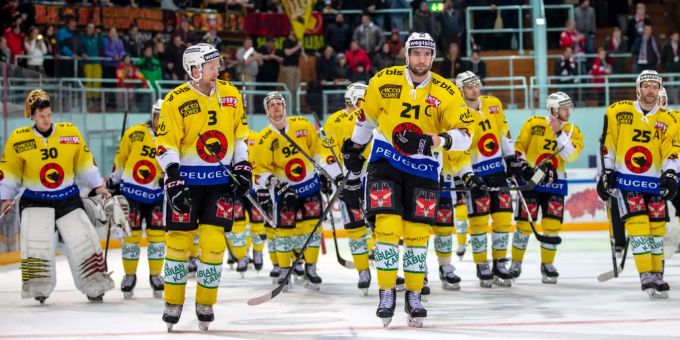 Die Spieler des SC Berns feiern mit ihren Fans den Sieg gegen Rapperswil-Jona Lakers.