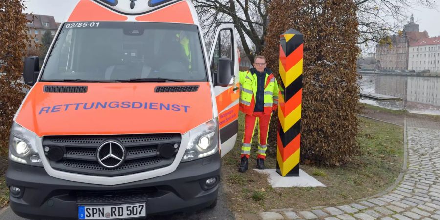 Ein Rettungswagen steht an der deutschen Grenze zu Polen.