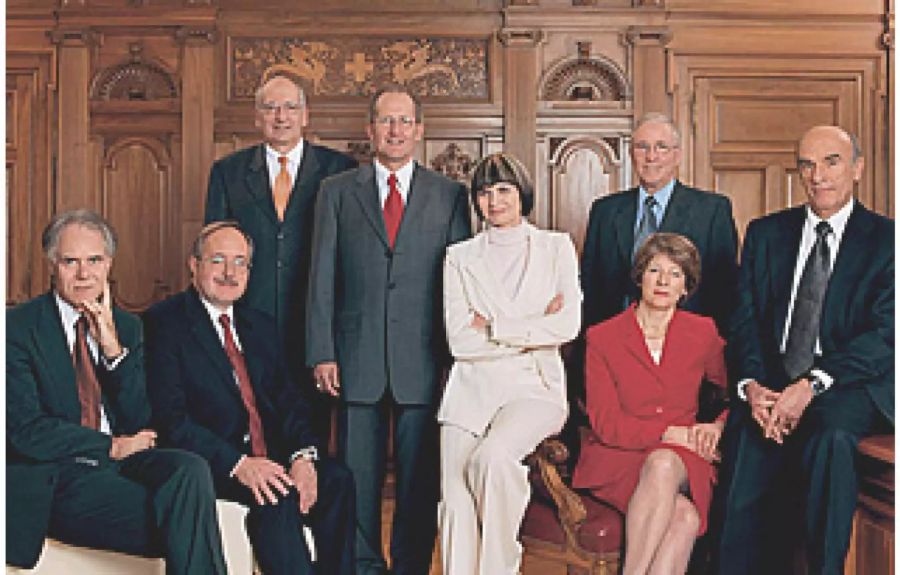 Der Gesamtbundesrat 2004 (von links nach rechts): Bundesrat Moritz Leuenberger, Bundesrat Samuel Schmid, Bundesrat Pascal Couchepin, Bundespräsident Joseph Deiss, Bundesrätin Micheline Calmy-Rey, Bundesrat Christoph Blocher, Bundeskanzlerin Annemarie Huber-Hotz, Bundesrat Hans-Rudolf Merz.