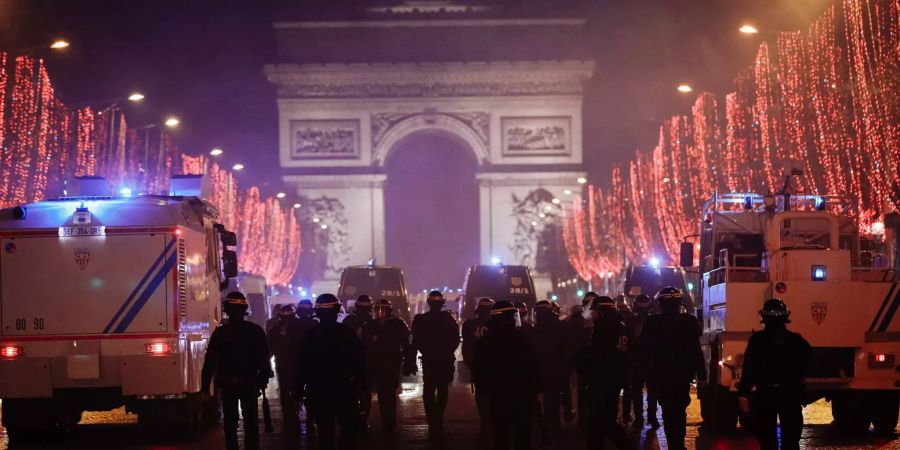 Polizisten stehen auf der Champs-Elysées.