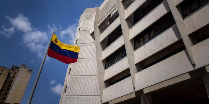 Eine Fahne von Venezuela weht vor dem Obersten Gerichtshof.