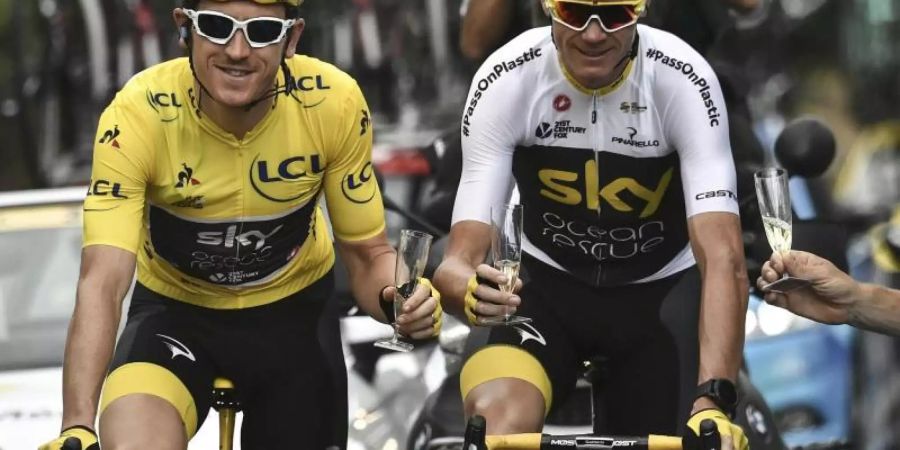 Geraint Thomas (l) fährt im Gelben Trikot des Gesamtführenden auf der letzten Etappe der Tour de France 2018 neben Chris Froome. Foto: Marco Bertorello/POOL AFP