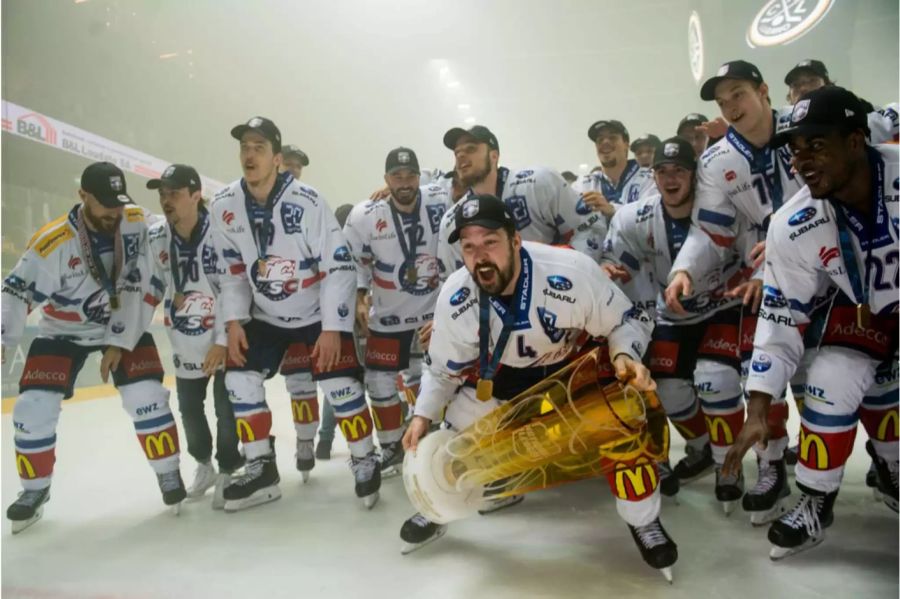 ZSC Lions stemmen den Meisterpokal.