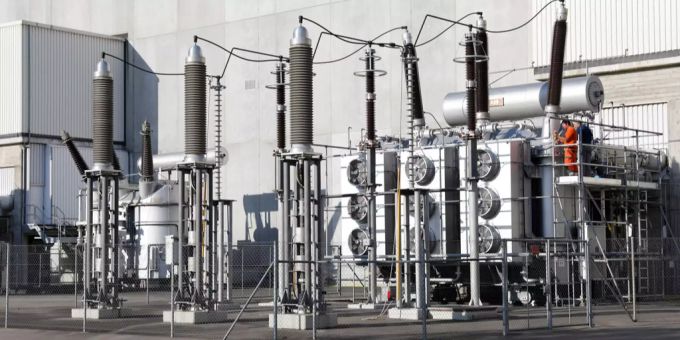Arbeiter warten die Isolatoren beim Kernkraftwerk Mühleberg. Arbeiter warten die Isolatoren beim Kernkraftwerk Mühleberg.