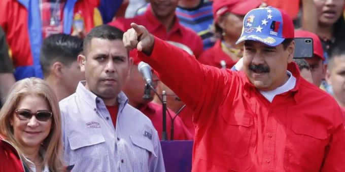 «Ich bin der wahre Präsident Venezuelas. Und wir werden weiter regieren», liess Nicolás Maduro seine Anhänger wissen. Foto: Ariana Cubillos/AP «Ich bin der wahre Präsident Venezuelas. Und wir werden weiter regieren», liess Nicolás Maduro seine Anhänger wissen. Foto: Ariana Cubillos/AP