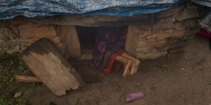 Chhaupadi ist eine Praxis des nepalesischen Hinduismus. Sie verlangt, dass sich Frauen während ihrer Menstruation vom restlichen Haushalt fernhalten. Chhaupadi ist eine Praxis des nepalesischen Hinduismus