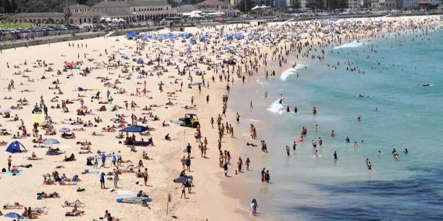 Die heissen Temperaturen locken viele an den Stand von Sydney.