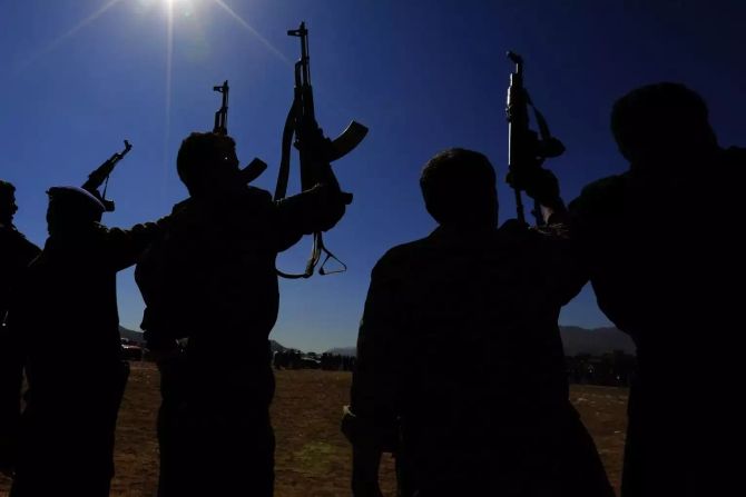 Huthi-Rebellen halten ihre Waffen in die Höhe.