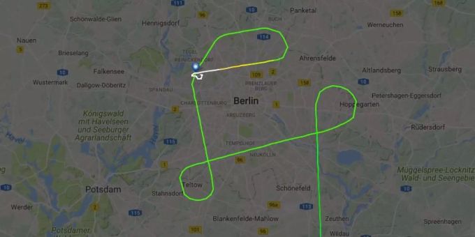 BER4EVR flog noch einmal einige Schleifen über Berlin. Die Piloten zeichneten die Form eines Herzens nach. BER4EVR flog noch einmal einige Schleifen über Berlin. Die Piloten zeichneten die Form eines Herzens nach.