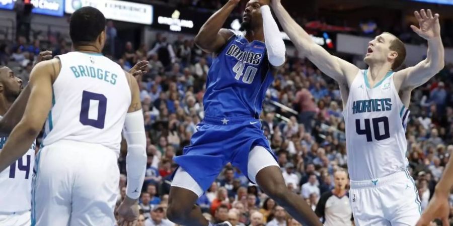 Eine der letzten Aktionen von Harrison Barnes im Dallas-Trikot. Foto: Tony Gutierrez/AP