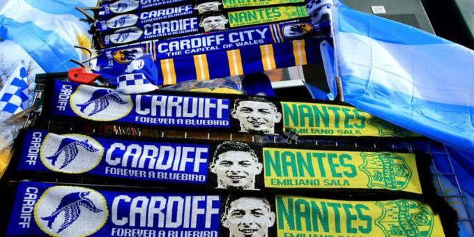Schals der beiden Clubs Nantes und Cardiff. Schals der beiden Clubs Nantes und Cardiff platziert im Cardiff City.