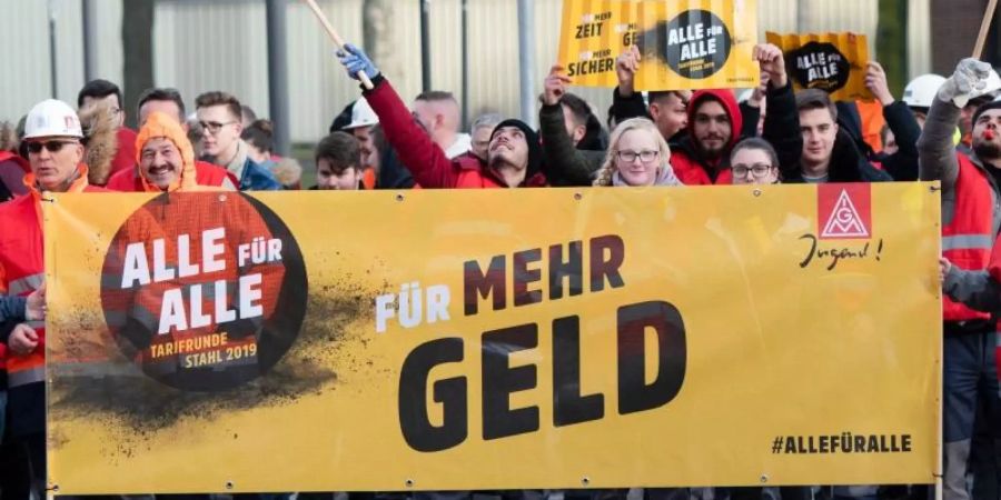 «Mehr Geld» - diese Forderung wurde in vielen Tarifrunden des Jahres 2018 erfüllt. Foto: Bernd Thissen