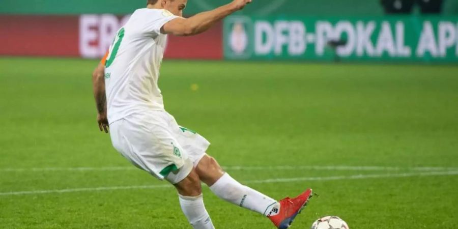 Max Kruse von Bremen schiesst den entscheidenden Elfmeter. Foto: Bernd Thissen