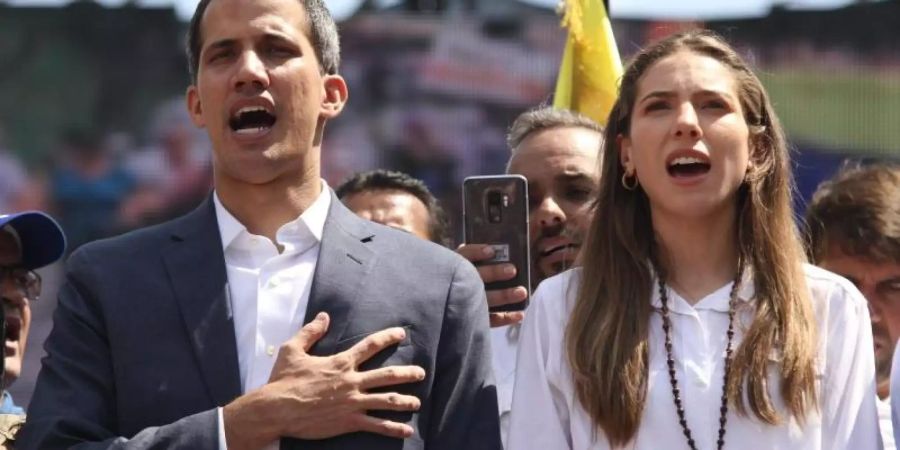 Hoffnungsträger der Opposition: Juan Guaidó und seine Frau Fabiana Rosales vor seinen Anhängern. Foto: Rafael Hernandez/sincepto