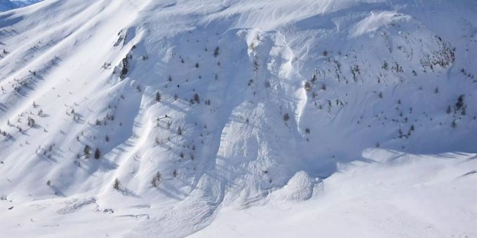 Fundort des Skitourengängers nach erfolgter Sprengung. Fundort des Skitourengängers nach erfolgter Sprengung.