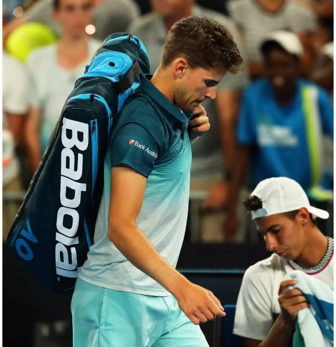 Dominic Thiem verlässt den Platz nach seiner Aufgabe. Dominic Thiem