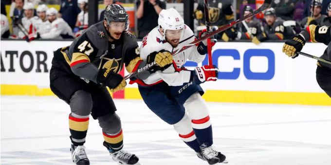 Luca Sbisa und die Vegas Golden Knights haben in zweiten Spiel das Nachsehen. Luca Sbisa und die Vegas Golden Knights haben in zweiten Spiel das Nachsehen.