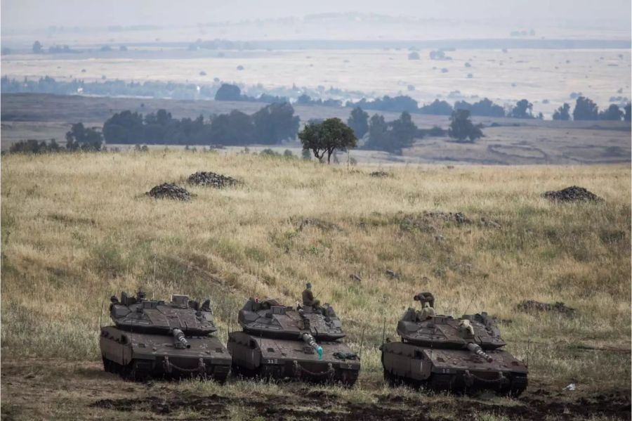 Israel positionierte bereits am Dienstag Kampfpanzer auf den Golanhöhen nahe der syrischen Grenze.