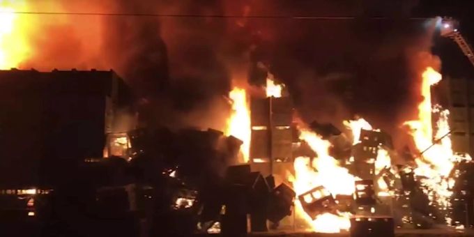 Gegen 2 Uhr morgens wurde das Feuer unter Kontrolle gebracht. Gegen 2 Uhr morgens wurde das Feuer unter Kontrolle gebracht.