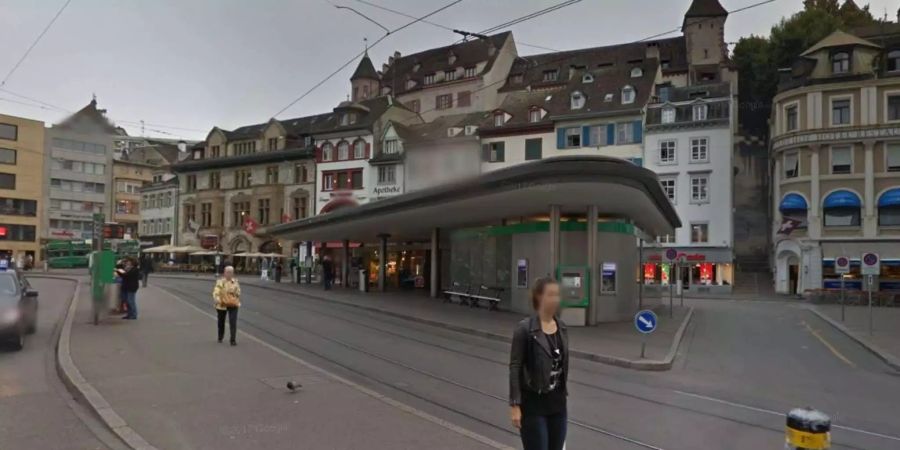 Beim Restaurant «zum Braunen Mutz» bestahlen die zwei Täter eine Serviererin.