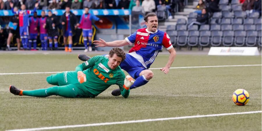 Kurz vor Schluss verstolpert: Valentin Stocker kann den Ball nicht kontrollieren.