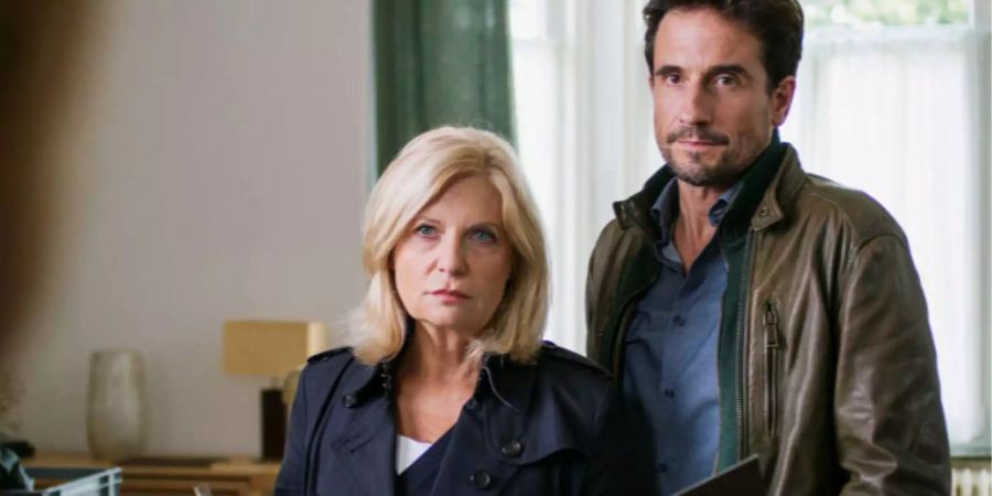 «Tatort»-Razzia beim Pflegedienst: Sabine Postel als Hauptkommissarin Inga Lürsen, Oliver Mommsen als Hauptkommissar Nils Stedefreund.