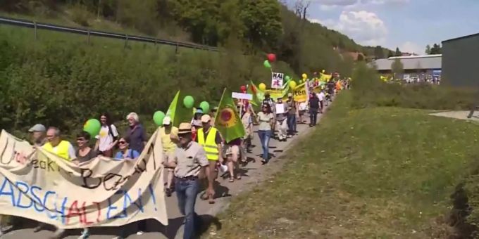Rund 200 Personen haben am Samstag auf der Grenzbrücke zwischen Landshut und Koblenz gegen Schweizer Atomkraftwerke demonstriert. Rund 200 Personen haben am Samstag auf der Grenzbrücke zwischen Landshut und Koblenz gegen Schweizer Atomkraftwerke demonstriert.